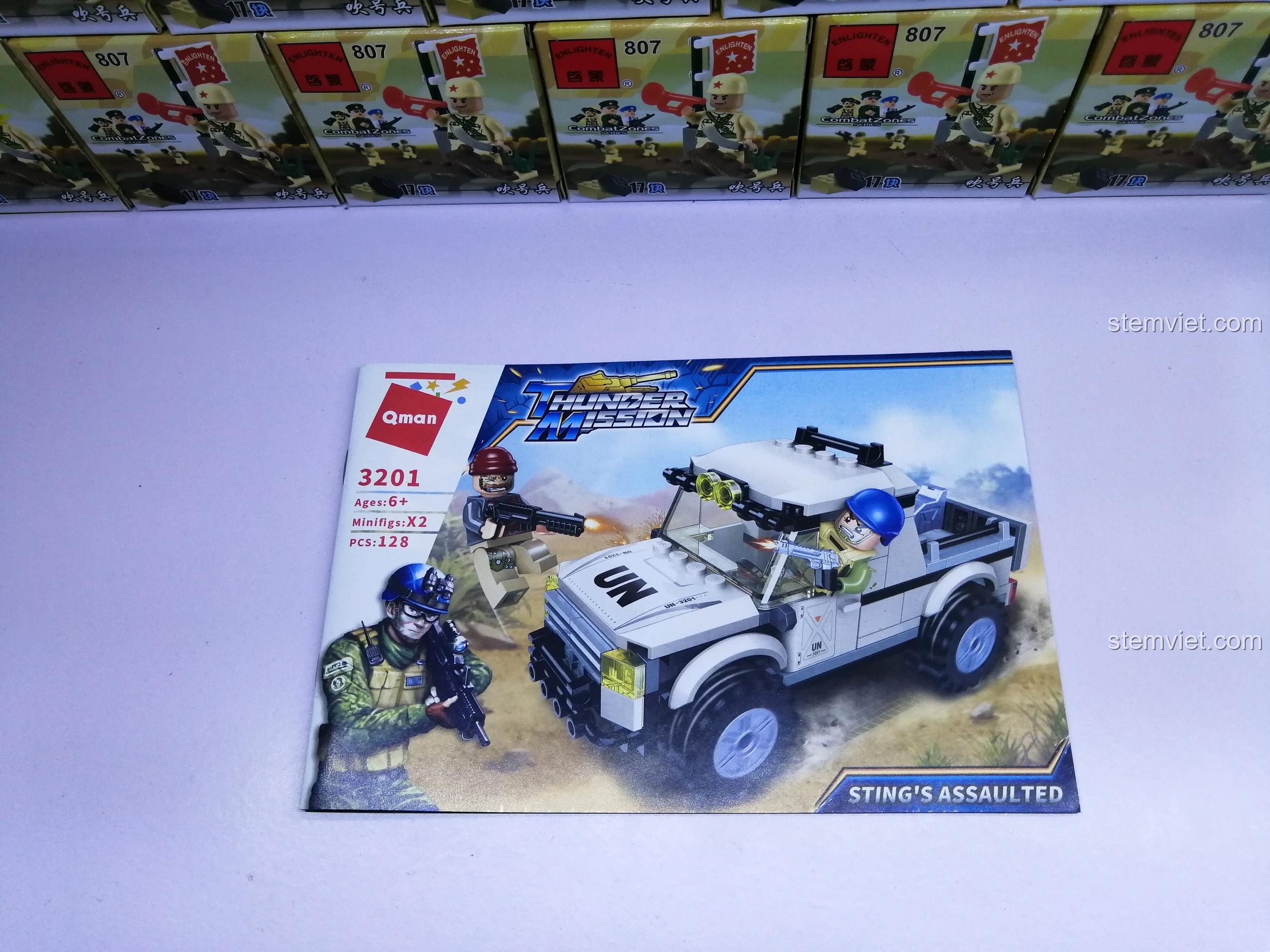 Sách hướng dẫn lắp ráp và mặt trước hộp của bộ đồ chơi Enlighten 3201 Xe Bán Tải Quân Sự, hiển thị mô hình hoàn chỉnh.