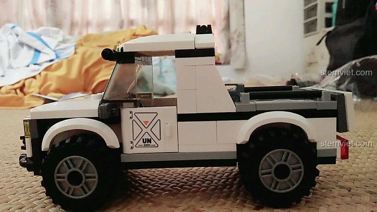 Bên hông xe bán tải quân sự Enlighten 3201 với chi tiết cửa và bánh xe