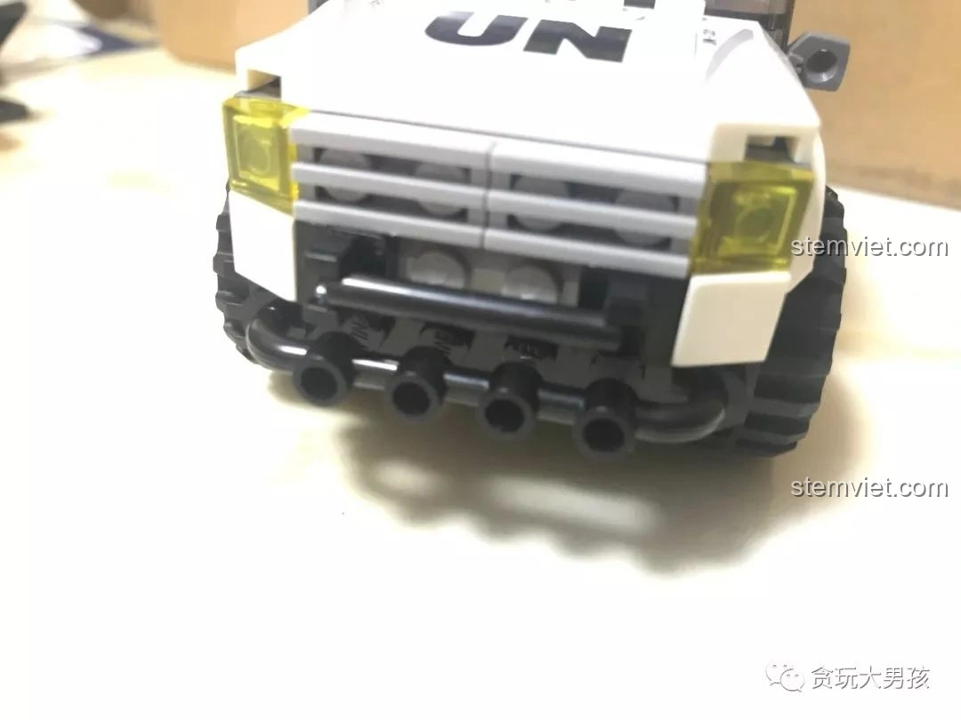 Chi tiết cản trước và ống xả của mô hình xe bán tải quân sự Enlighten 3201 ThunderMission, thể hiện sự tỉ mỉ trong thiết kế. Nhận xét Enlighten 3201.