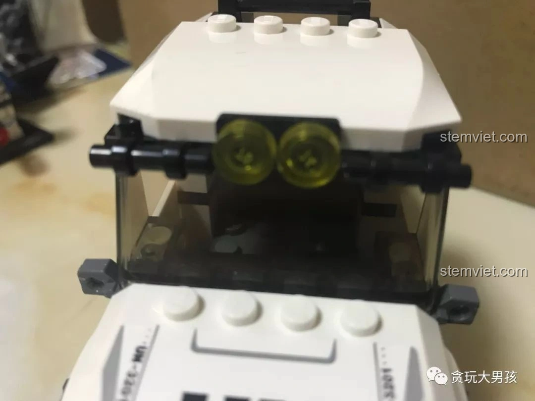 Cận cảnh đèn pha và nóc xe của mô hình Enlighten 3201 Xe Bán Tải Quân Sự ThunderMission, với đèn vàng nổi bật. Review Enlighten 3201.