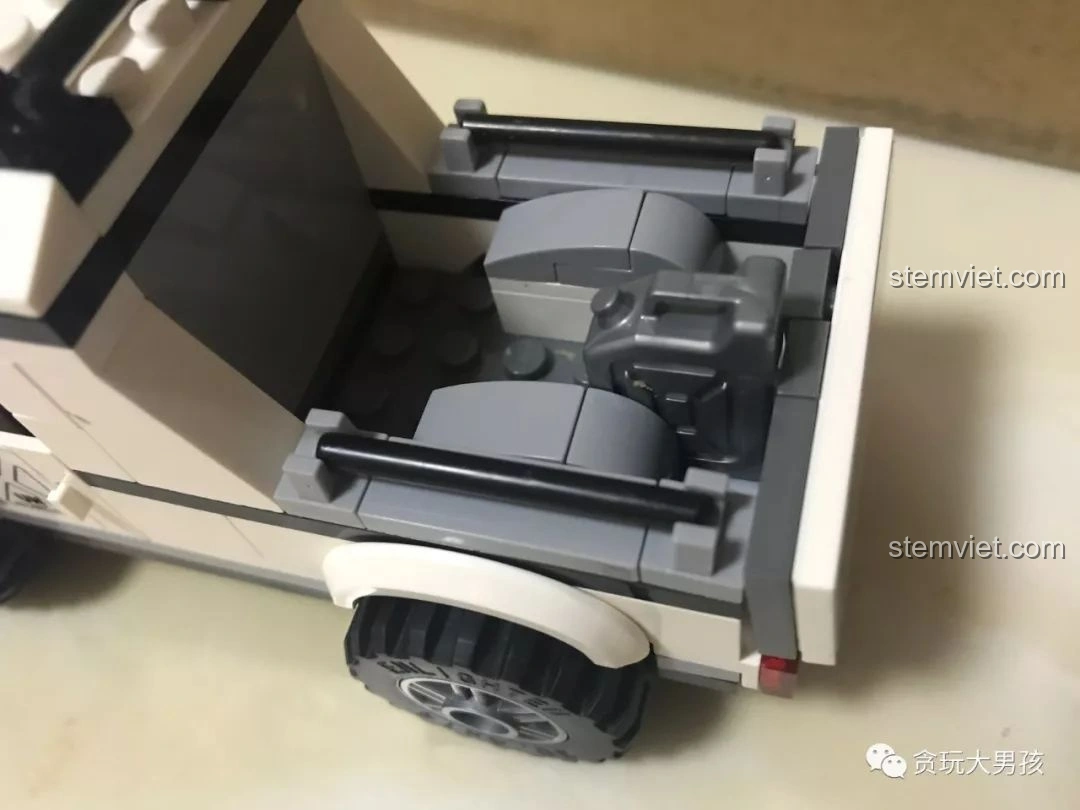 Chi tiết thùng sau của mô hình xe bán tải quân sự Enlighten 3201 ThunderMission, có không gian để chứa đồ. Đánh giá Enlighten 3201.