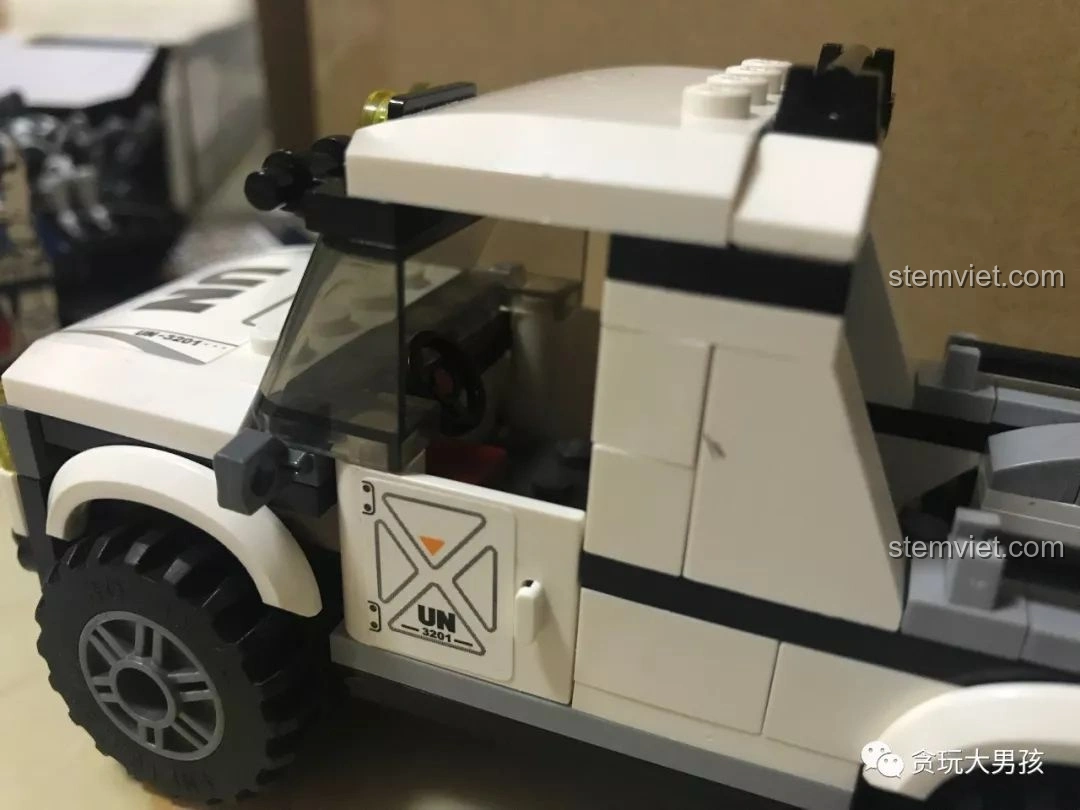 Chi tiết vô lăng bên trong cabin của mô hình xe bán tải quân sự Enlighten 3201 ThunderMission, dù thiếu bảng điều khiển. Trải nghiệm Enlighten 3201.