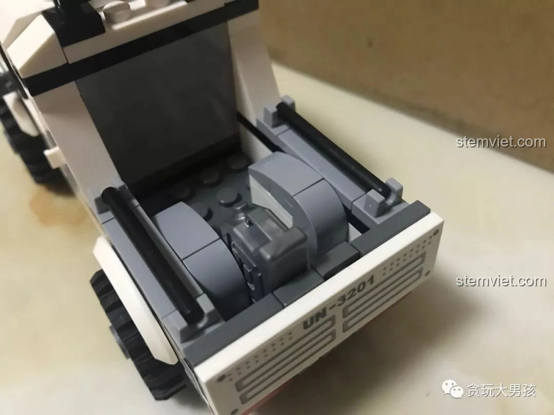 Cửa sau của mô hình xe bán tải quân sự Enlighten 3201 ThunderMission có thể mở ra, tiện lợi cho việc chất dỡ đồ. Nhận xét Enlighten 3201.