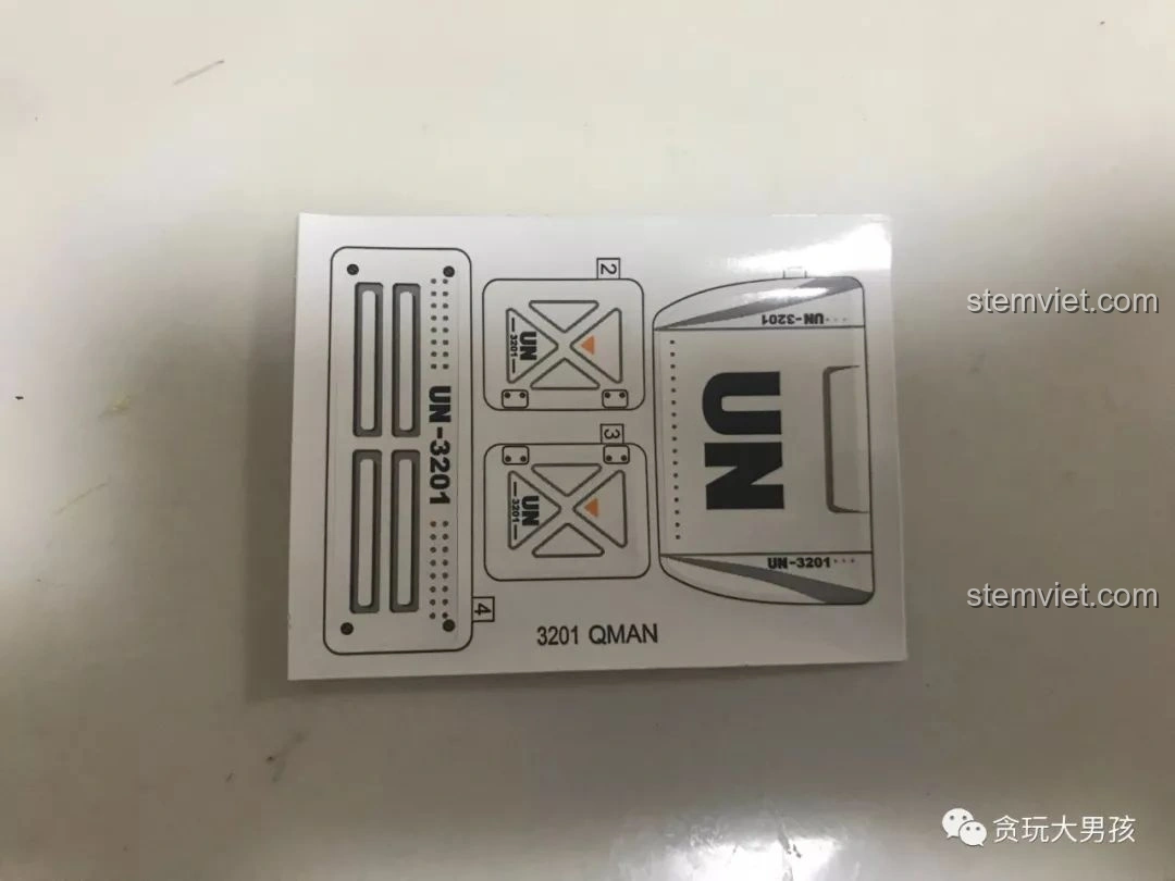 Tấm decal dán chi tiết cho bộ lắp ghép Enlighten 3201 Xe Bán Tải Quân Sự ThunderMission, bao gồm logo UN và các ký hiệu. Nhận xét Enlighten 3201.