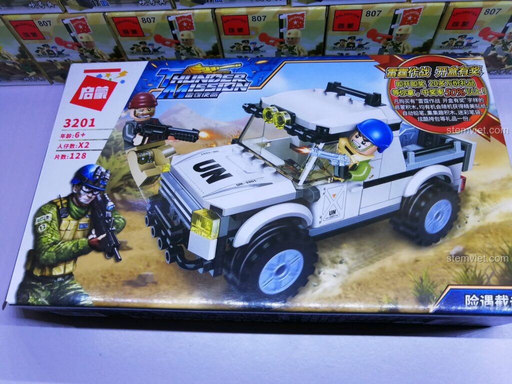 Hộp đồ chơi lắp ráp Enlighten 3201 Xe Bán Tải Quân Sự ThunderMission: Nhiệm Vụ Cảm Tử với hình ảnh xe và lính Liên Hợp Quốc, kẻ phản diện.
