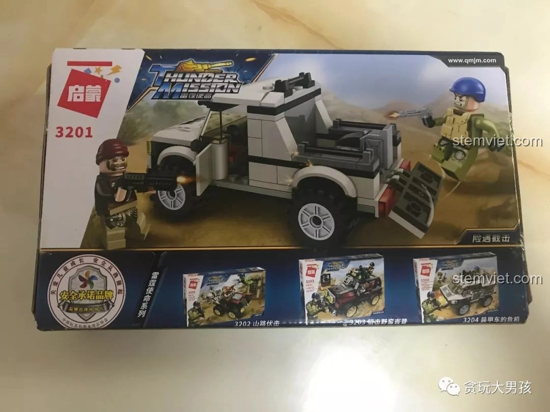 Mặt sau hộp bộ đồ chơi xây dựng Enlighten 3201 Xe Bán Tải Quân Sự ThunderMission, giới thiệu các mẫu xe khác trong series. Đánh giá Enlighten 3201.