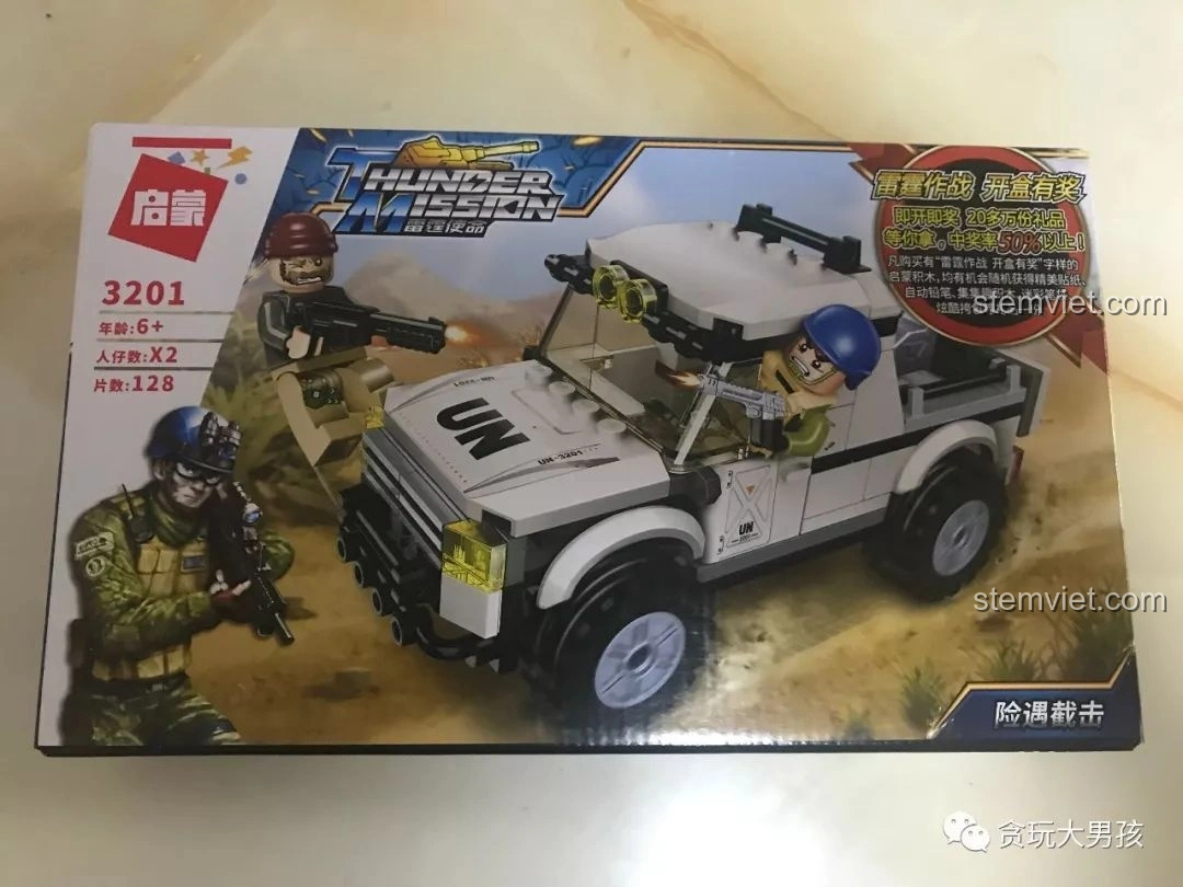 Hộp trước của bộ lắp ghép Enlighten 3201 Xe Bán Tải Quân Sự ThunderMission với hình ảnh xe và 2 nhân vật. Đánh giá Enlighten 3201.