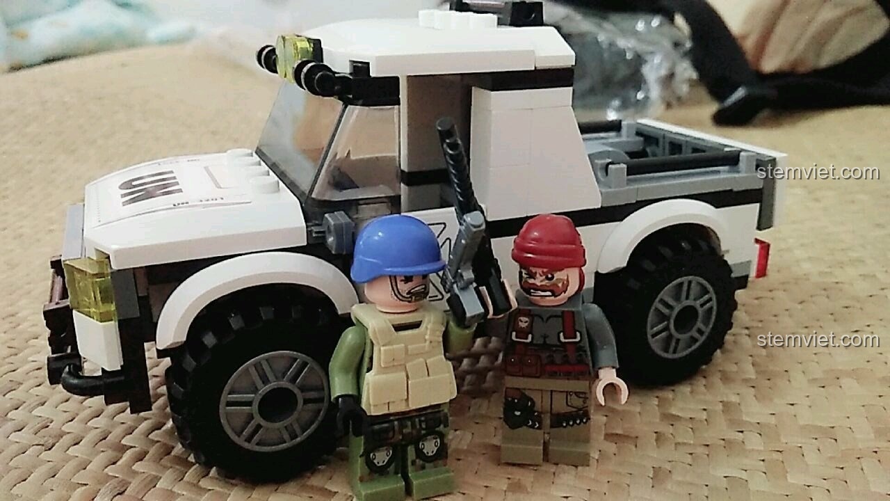 Hai nhân vật lính UN đứng cạnh xe bán tải quân sự Enlighten 3201