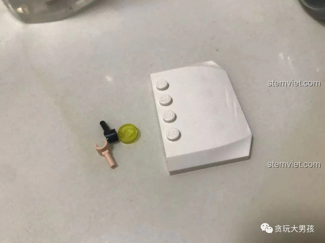 Các mảnh ghép còn thừa sau khi lắp ráp bộ đồ chơi xây dựng Enlighten 3201 Xe Bán Tải Quân Sự ThunderMission, chứng tỏ không thiếu mảnh. Đánh giá Enlighten 3201.