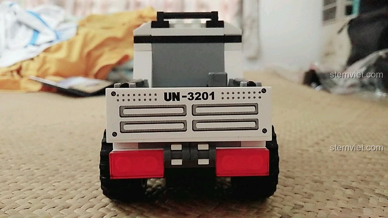 Mặt sau xe bán tải quân sự Enlighten 3201 với ký hiệu UN-3201