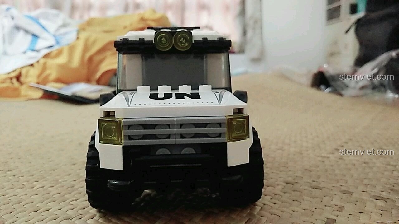 Mặt trước xe bán tải quân sự Enlighten 3201 với logo UN