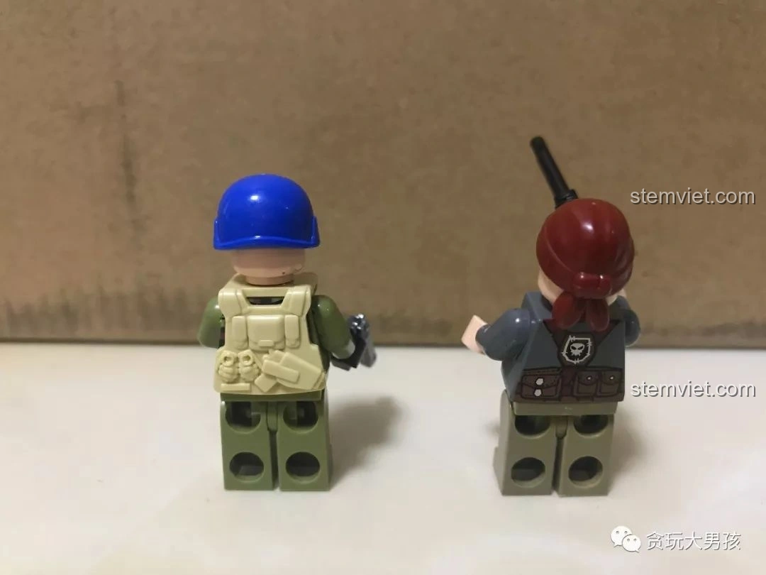 Mặt sau của hai nhân vật lính trong bộ đồ chơi xây dựng Enlighten 3201 Xe Bán Tải Quân Sự ThunderMission, thể hiện chi tiết áo giáp. Review Enlighten 3201.