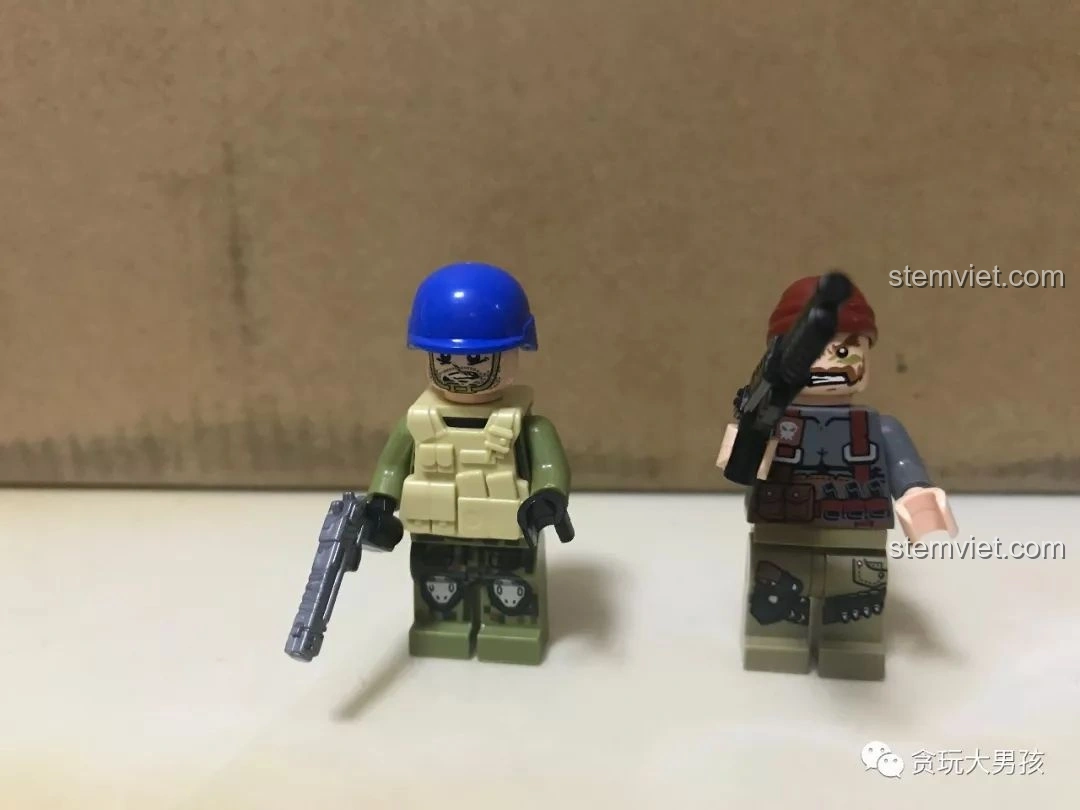 Hai nhân vật lính Liên Hợp Quốc và kẻ phản diện từ bộ lắp ghép Enlighten 3201 Xe Bán Tải Quân Sự ThunderMission, chi tiết in rõ nét. Đánh giá Enlighten 3201.