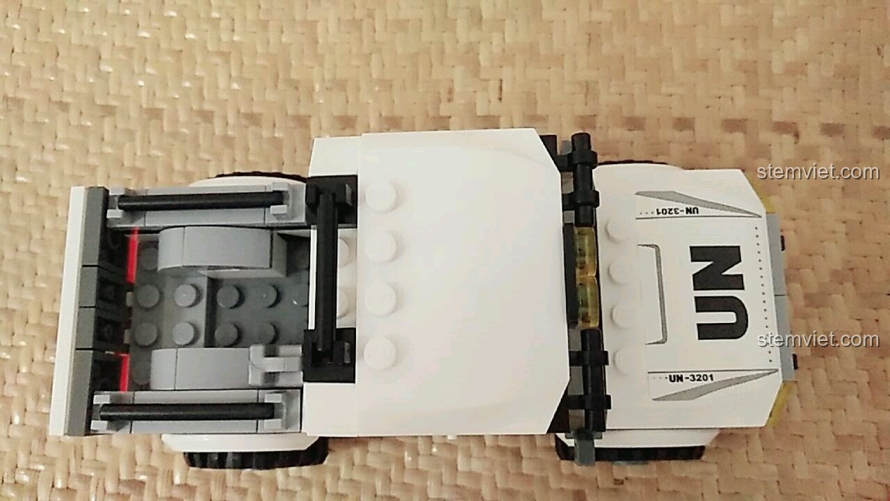 Nhìn từ trên xuống xe bán tải quân sự Enlighten 3201