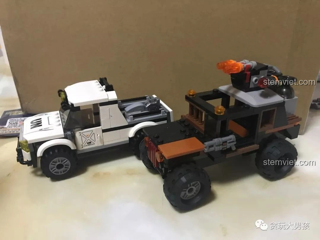 So sánh kích thước và thiết kế bên hông của mô hình Enlighten 3201 Xe Bán Tải Quân Sự ThunderMission với một xe khác. Trải nghiệm Enlighten 3201.