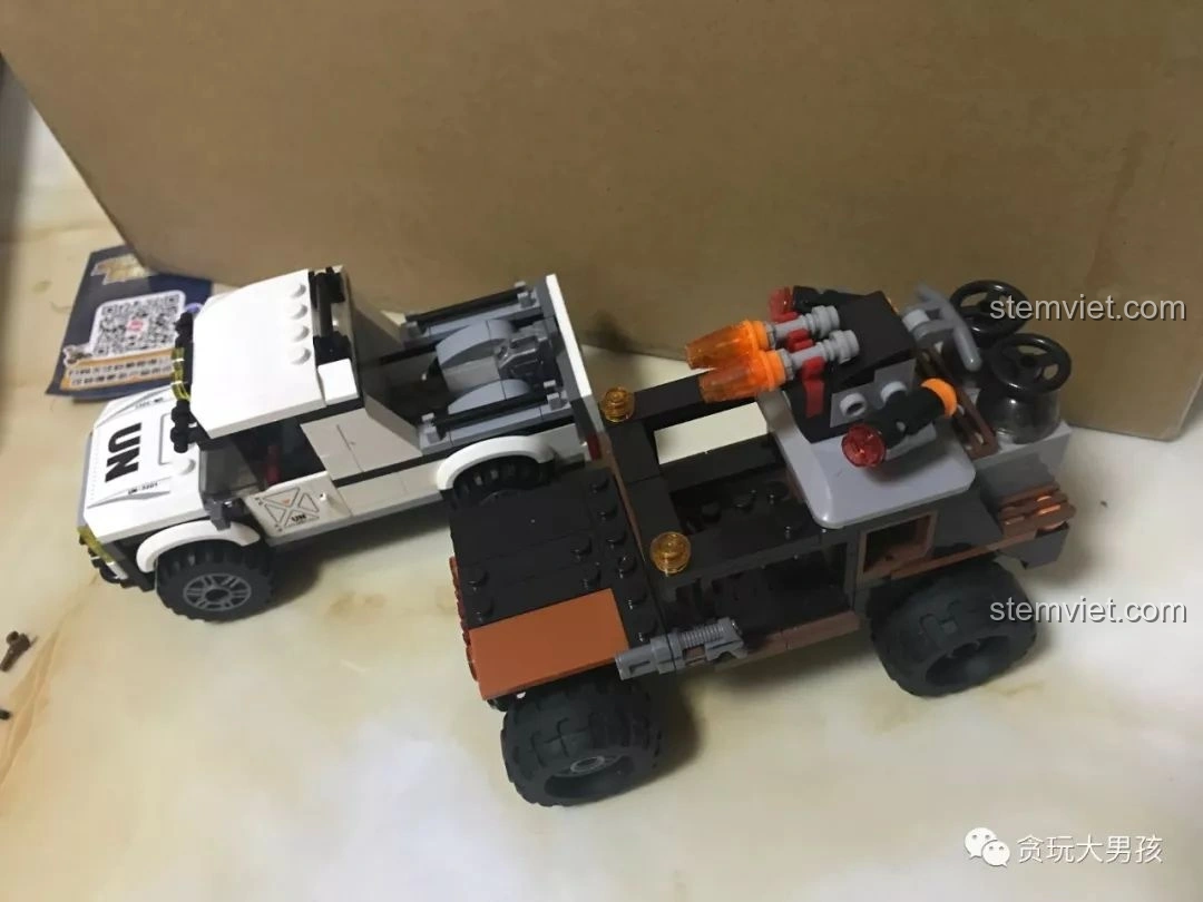 Góc nhìn 3/4 phía sau khi so sánh Enlighten 3201 Xe Bán Tải Quân Sự ThunderMission với một xe lắp ráp khác. Nhận xét Enlighten 3201.