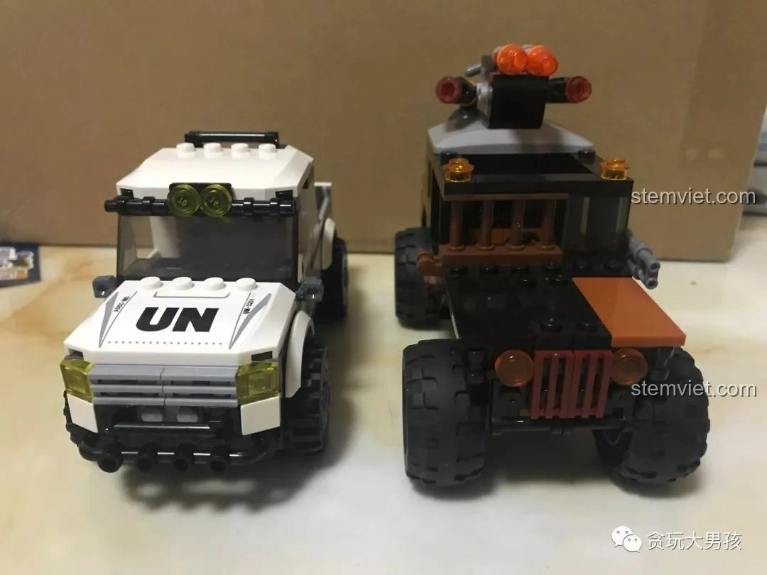 So sánh mô hình Enlighten 3201 Xe Bán Tải Quân Sự ThunderMission với một xe 6 đinh khác, nhìn từ phía trước. Review Enlighten 3201.