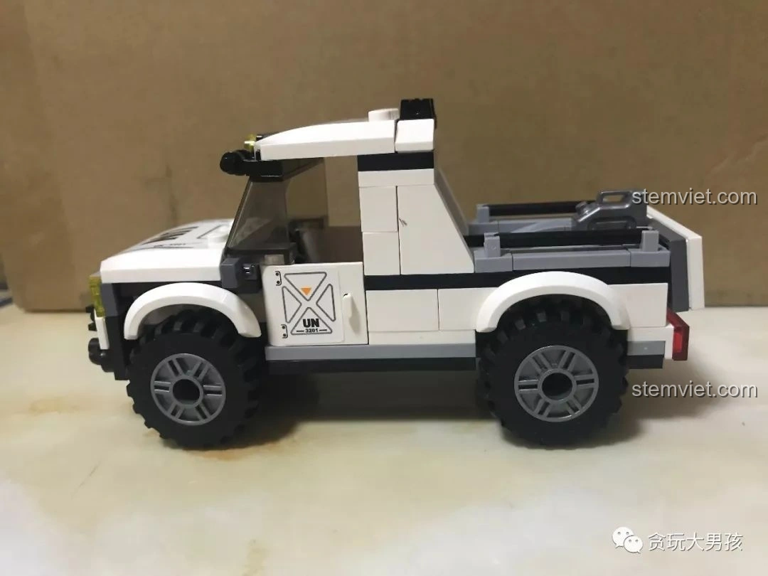 Cận cảnh mặt bên của mô hình xe bán tải quân sự Enlighten 3201 ThunderMission, với cửa xe và thùng sau. Trải nghiệm Enlighten 3201.