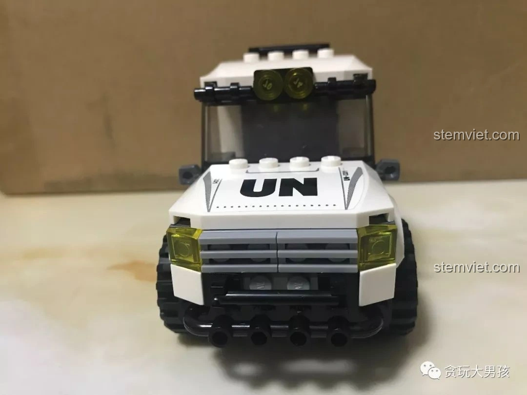 Mô hình xe bán tải quân sự Enlighten 3201 ThunderMission đã hoàn thành, nhìn từ phía trước với logo UN nổi bật. Đánh giá Enlighten 3201.