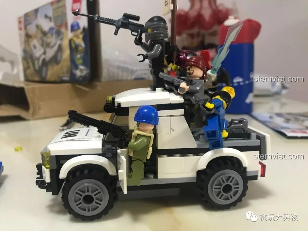 Bé trai đang điều khiển mô hình Enlighten 3201 Xe Bán Tải Quân Sự ThunderMission trong một cảnh chơi sáng tạo. Review Enlighten 3201.