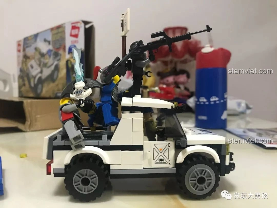 Bé trai đang vui vẻ chơi với bộ đồ chơi xây dựng Enlighten 3201 Xe Bán Tải Quân Sự ThunderMission, thể hiện sự bền bỉ của mô hình. Trải nghiệm Enlighten 3201.