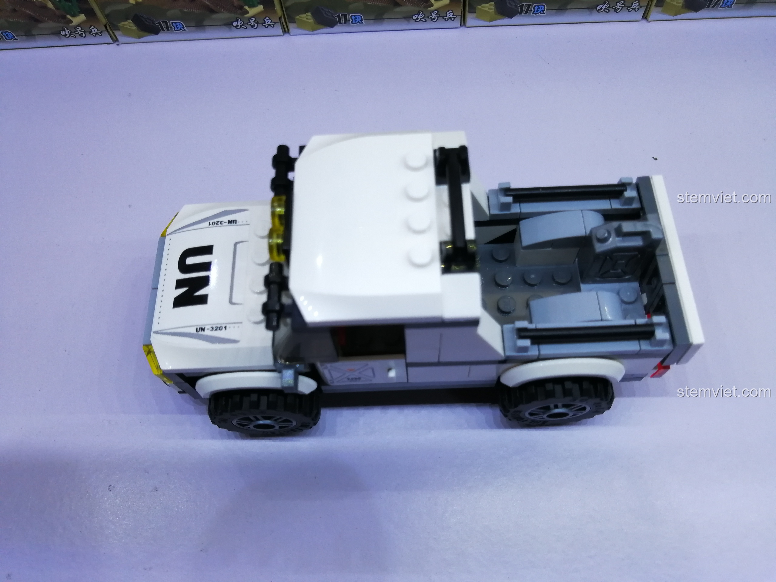 Mô hình hoàn chỉnh của xe bán tải quân sự Enlighten 3201 nhìn từ bên hông, với logo UN và thiết kế mạnh mẽ.