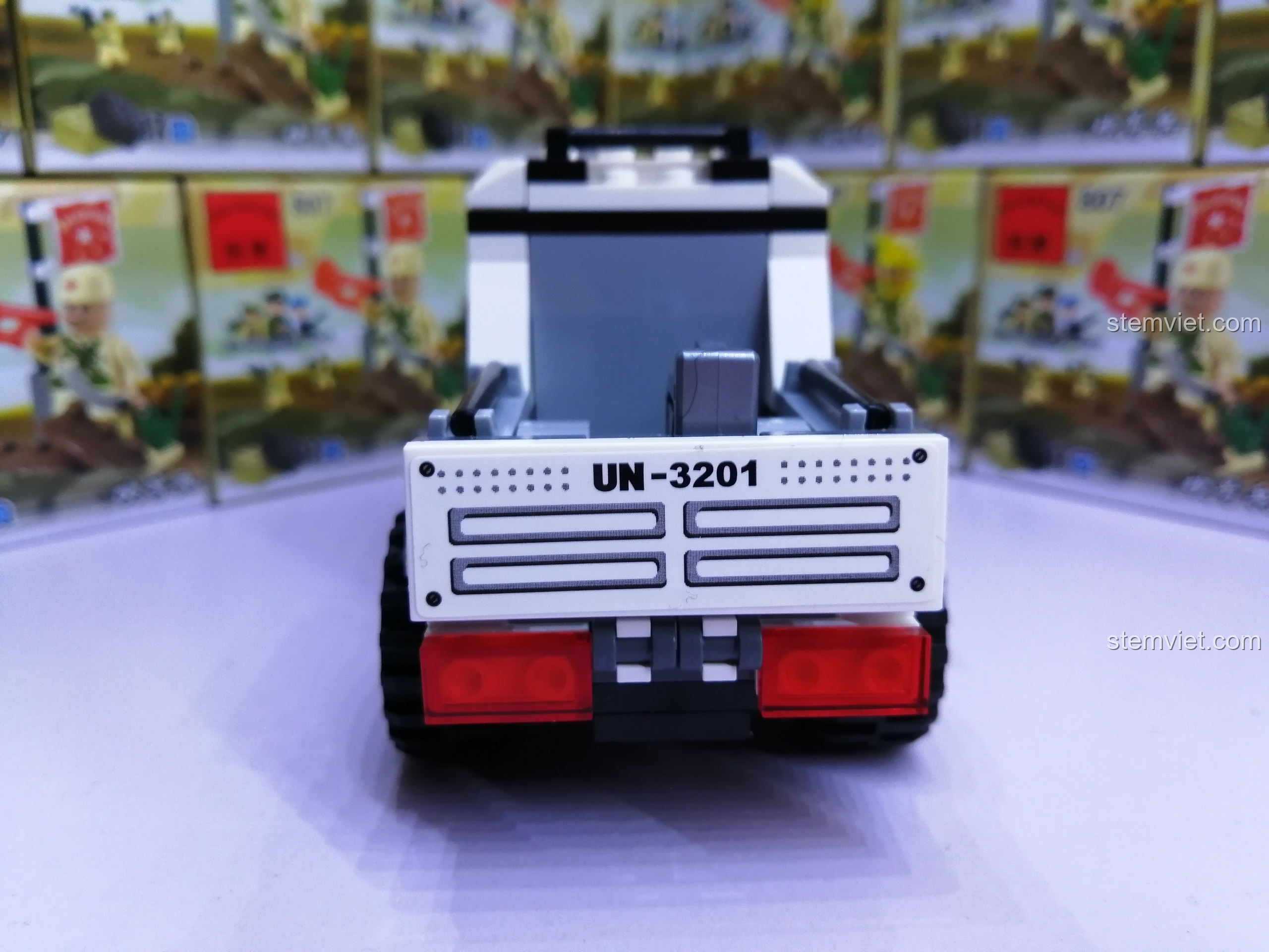 Góc nhìn nghiêng của mô hình xe bán tải quân sự Enlighten 3201, thể hiện tổng thể thiết kế và các chi tiết.