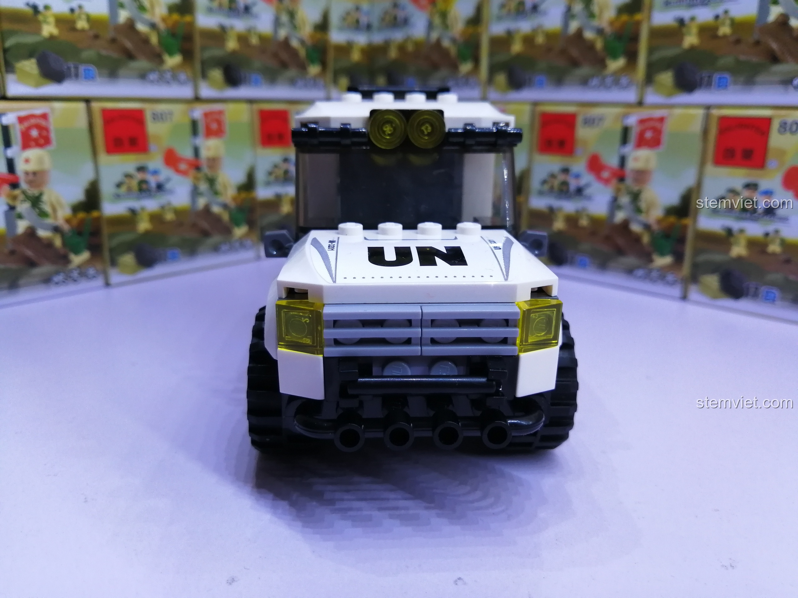 Mô hình hoàn chỉnh của xe bán tải quân sự Enlighten 3201 nhìn từ phía sau, với đèn hậu và biển số UN-3201.