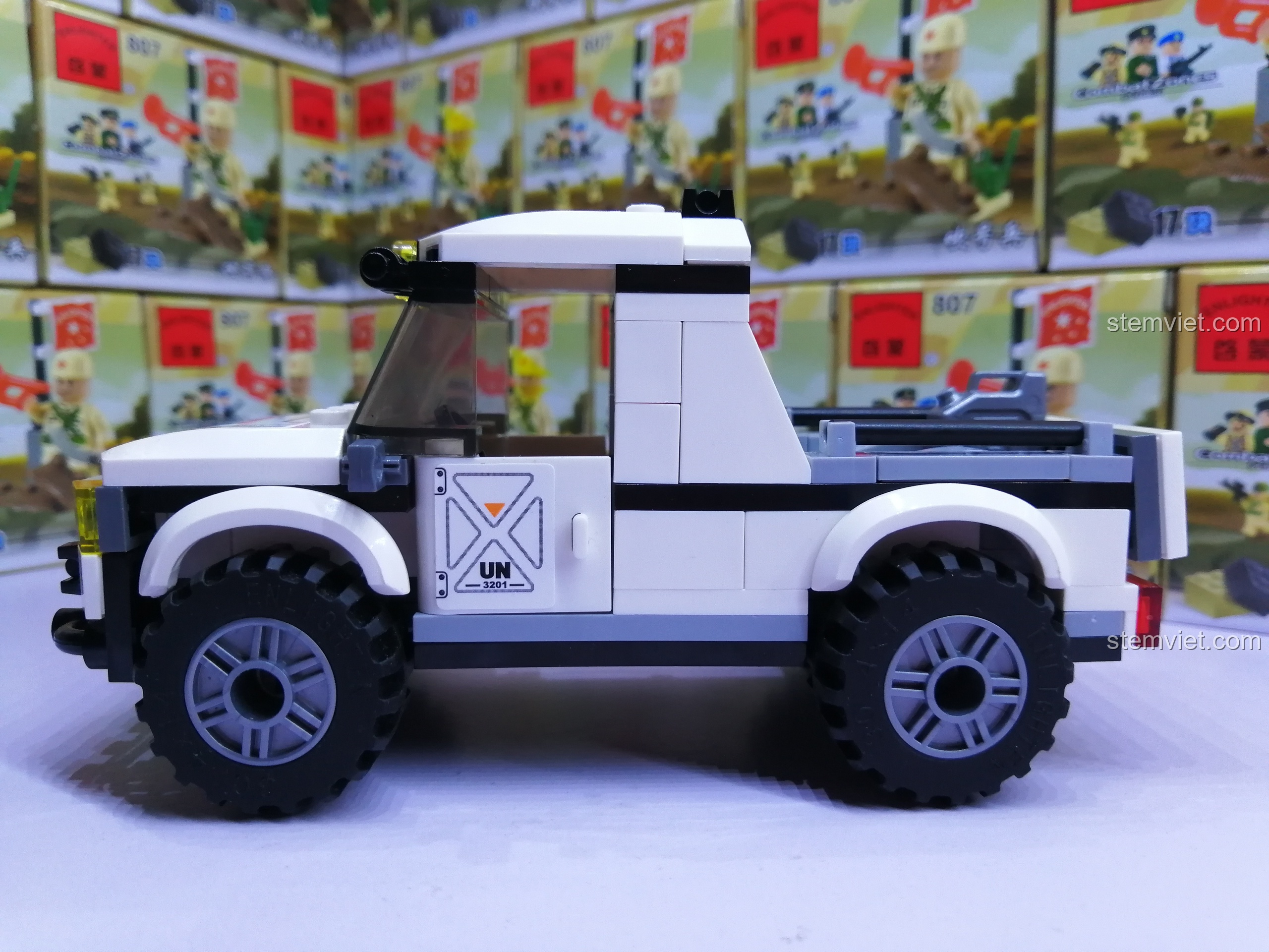 Mô hình hoàn chỉnh của xe bán tải quân sự Enlighten 3201 nhìn từ phía trước, với đèn pha và lưới tản nhiệt chi tiết.