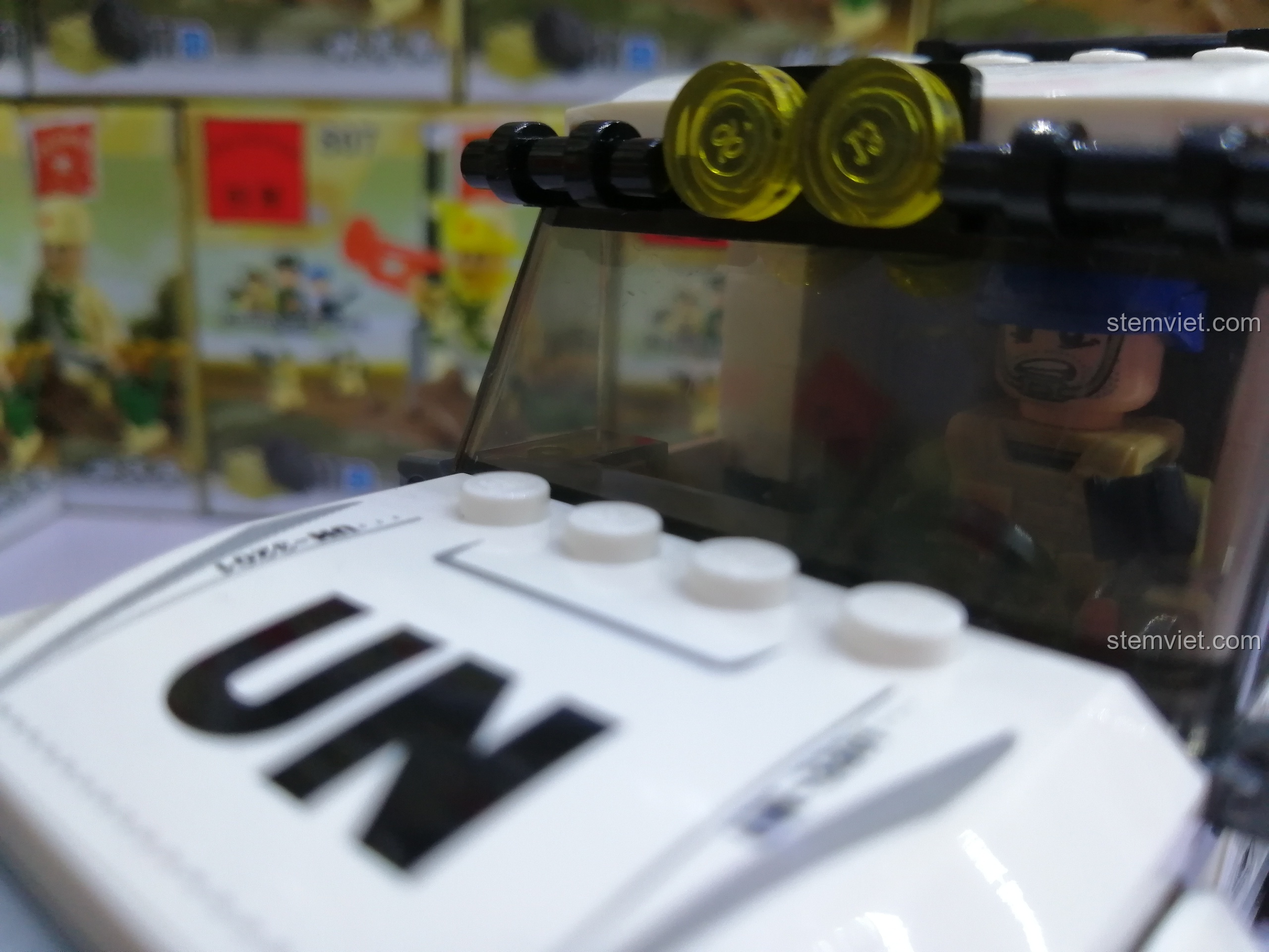 Mô hình xe bán tải quân sự Enlighten 3201 cùng hai nhân vật Lính Liên Hợp Quốc và Kẻ Phản Diện, sẵn sàng cho cuộc chiến.