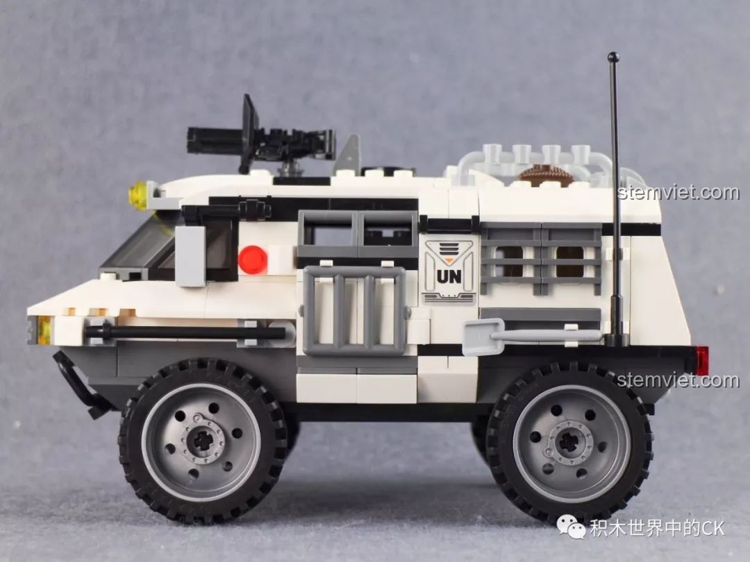 Góc nhìn bên hông của mô hình đồ chơi lắp ráp Enlighten 3204 Xe Bọc Thép Quân Sự Thunder Mission.