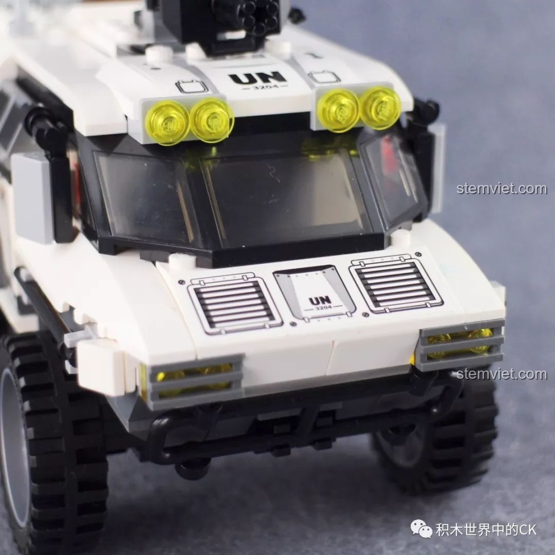 Cận cảnh phần cửa và chi tiết bên hông của mô hình đồ chơi lắp ráp Enlighten 3204 Xe Bọc Thép Quân Sự.