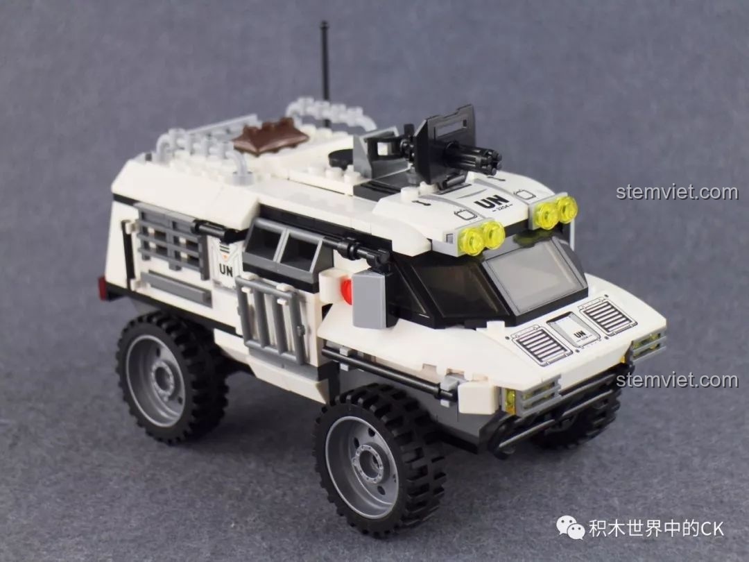 Cận cảnh phần đầu của mô hình đồ chơi lắp ráp Enlighten 3204 Xe Bọc Thép Quân Sự Thunder Mission.