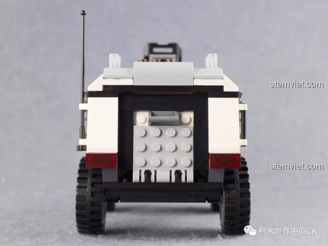 Cận cảnh mặt sau của mô hình đồ chơi lắp ráp Enlighten 3204 Xe Bọc Thép Quân Sự Thunder Mission.