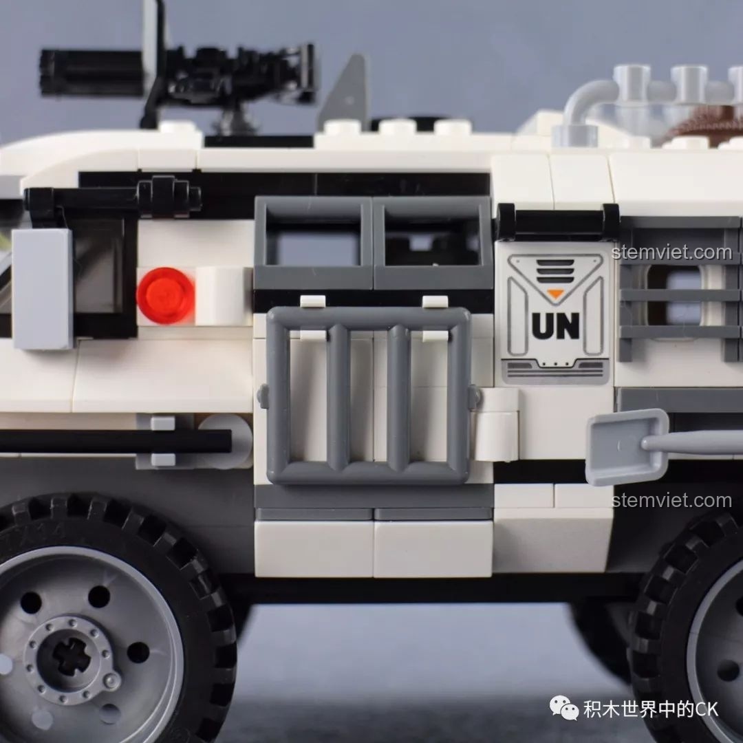 Cửa xe mở ra, hé lộ khoang bên trong của mô hình đồ chơi lắp ráp Enlighten 3204 Xe Bọc Thép Quân Sự.