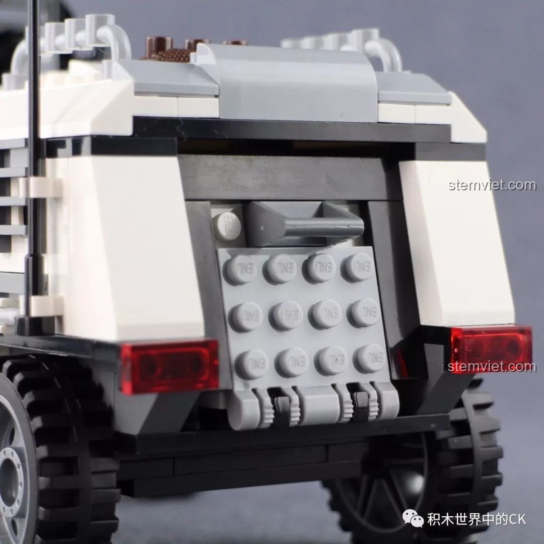 Cửa sau xe mở ra hoàn toàn, cho thấy không gian bên trong của mô hình đồ chơi lắp ráp Enlighten 3204 Xe Bọc Thép Quân Sự.