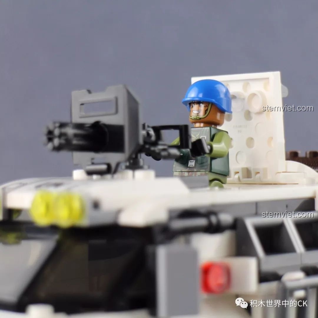 Cận cảnh phần đuôi xe của mô hình đồ chơi lắp ráp Enlighten 3204 Xe Bọc Thép Quân Sự Thunder Mission.