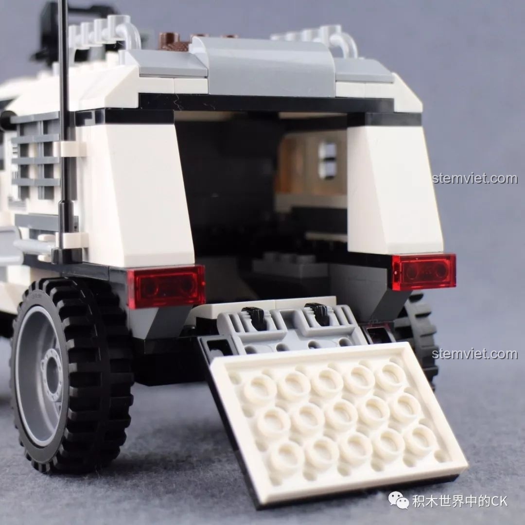 Toàn bộ bộ đồ chơi lắp ráp Enlighten 3204 Xe Bọc Thép Quân Sự Thunder Mission đã hoàn thành, cùng với các nhân vật lính.