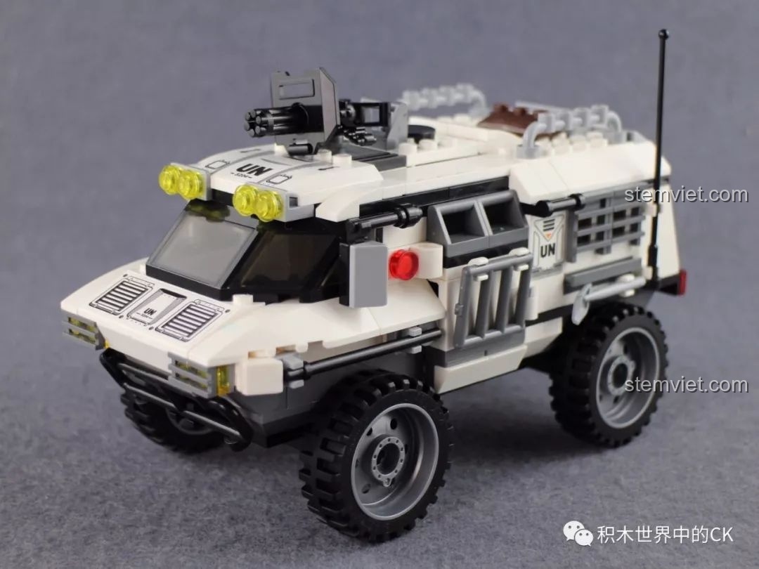 Mô hình đồ chơi lắp ráp Enlighten 3204 Xe Bọc Thép Quân Sự Thunder Mission đã hoàn thành, nhìn từ góc nghiêng.