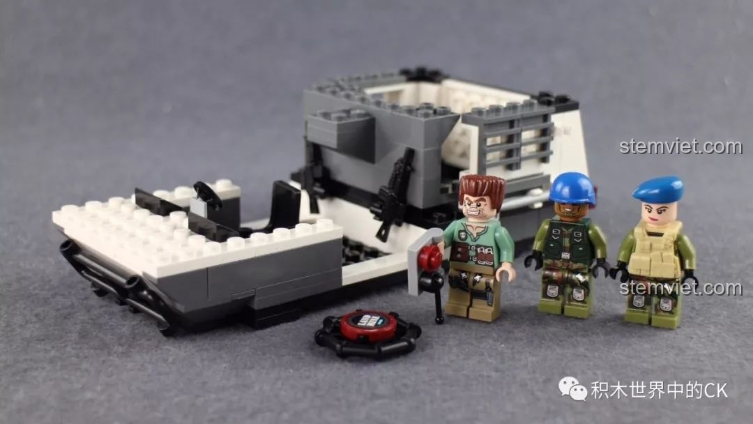 Quá trình lắp ráp bộ đồ chơi Enlighten 3204 Xe Bọc Thép Quân Sự Thunder Mission đang diễn ra, khung xe dần hình thành.