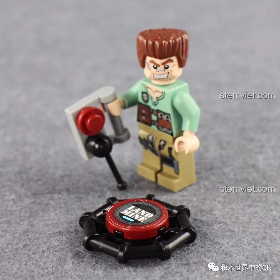 Nhân vật lính minifigure với thiết bị kích nổ từ xa và quả bom trong bộ đồ chơi Enlighten 3204 Xe Bọc Thép Quân Sự.