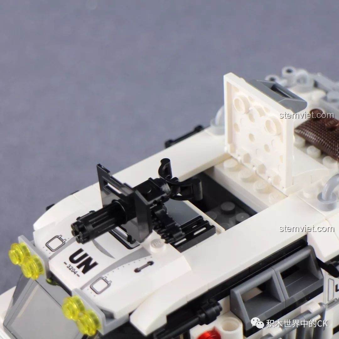 Nhân vật lính minifigure đang điều khiển súng máy trên nóc mô hình đồ chơi lắp ráp Enlighten 3204 Xe Bọc Thép Quân Sự.