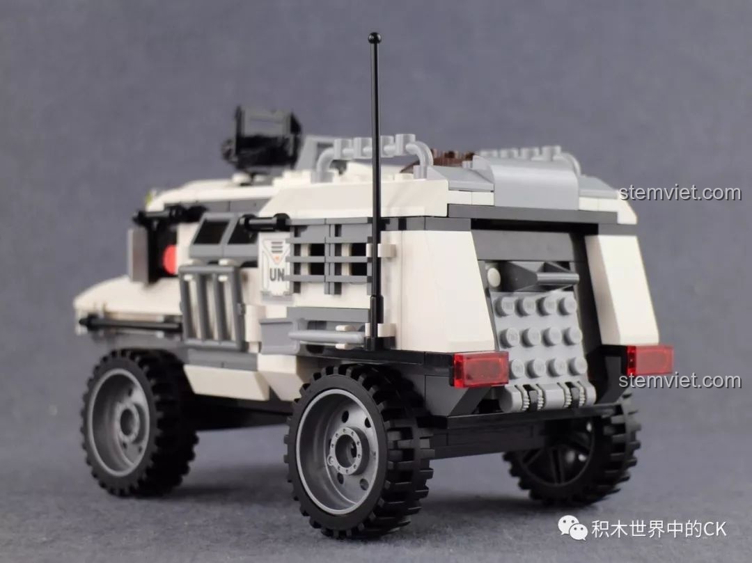 Mặt sau của mô hình đồ chơi lắp ráp Enlighten 3204 Xe Bọc Thép Quân Sự Thunder Mission.