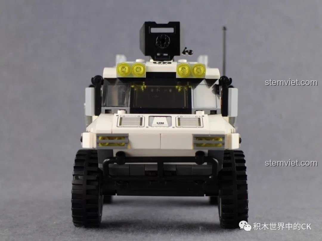 Mặt trước của mô hình đồ chơi lắp ráp Enlighten 3204 Xe Bọc Thép Quân Sự Thunder Mission.