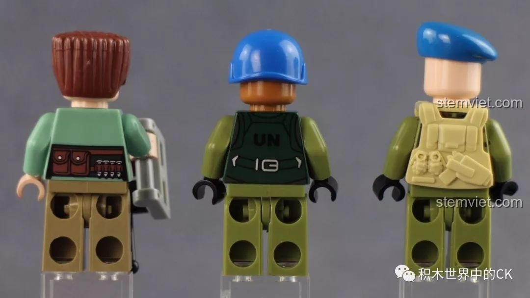 Mặt sau của các nhân vật lính minifigure trong bộ đồ chơi lắp ráp Enlighten 3204 Xe Bọc Thép Quân Sự.