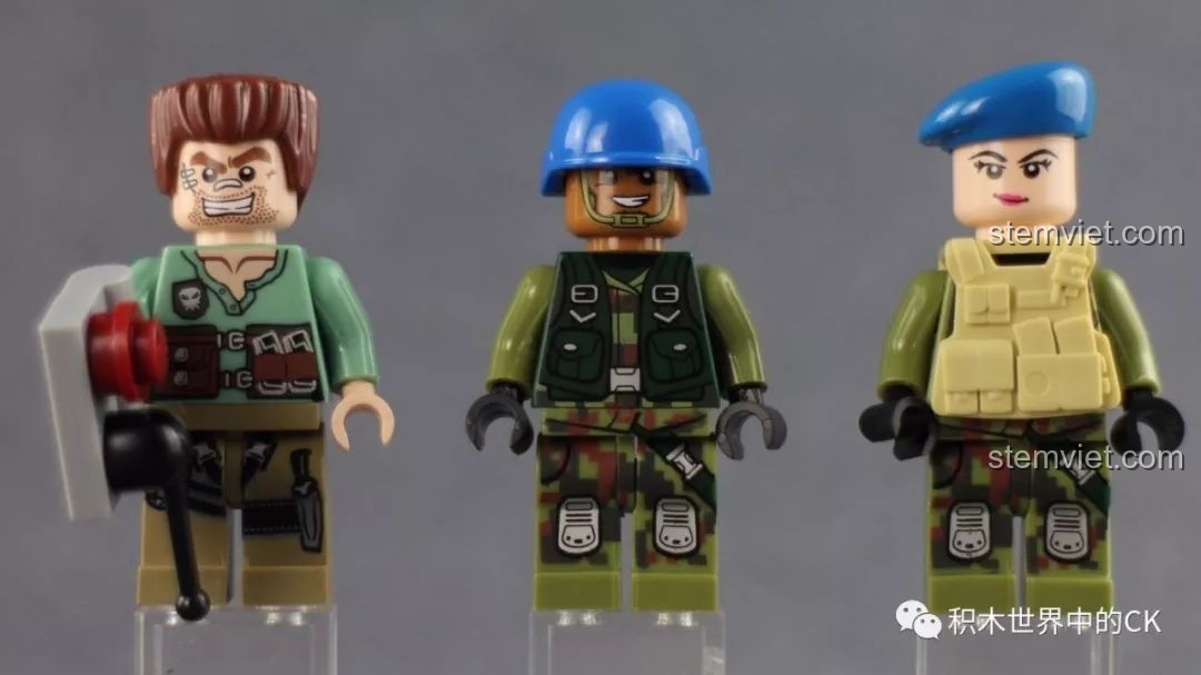 Ba nhân vật lính minifigure của bộ đồ chơi lắp ráp Enlighten 3204 Xe Bọc Thép Quân Sự Thunder Mission.