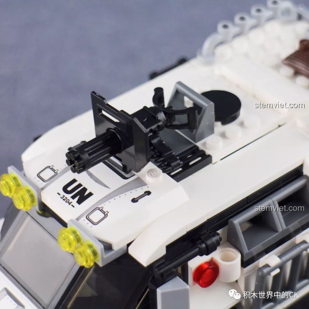 Phần nắp trên nóc xe của mô hình đồ chơi lắp ráp Enlighten 3204 Xe Bọc Thép Quân Sự có thể mở ra.