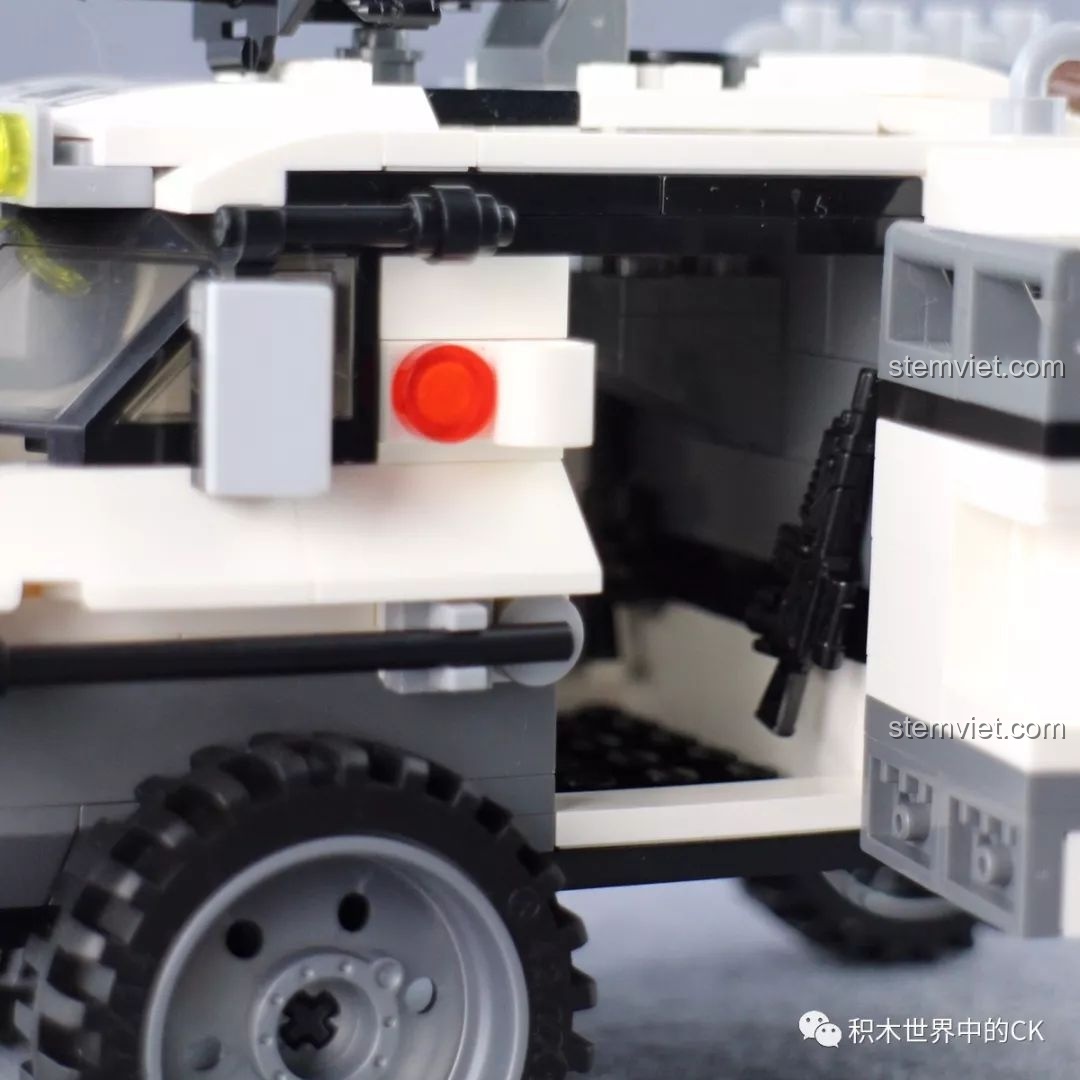 Súng máy trên nóc của mô hình đồ chơi lắp ráp Enlighten 3204 Xe Bọc Thép Quân Sự Thunder Mission.