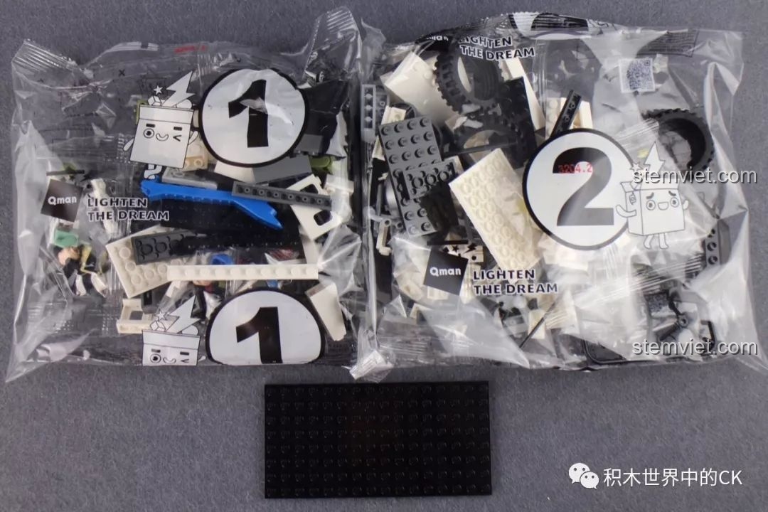 Các túi mảnh ghép được phân loại theo bước và tấm đế lớn của bộ đồ chơi lắp ráp Enlighten 3204 Xe Bọc Thép Quân Sự.