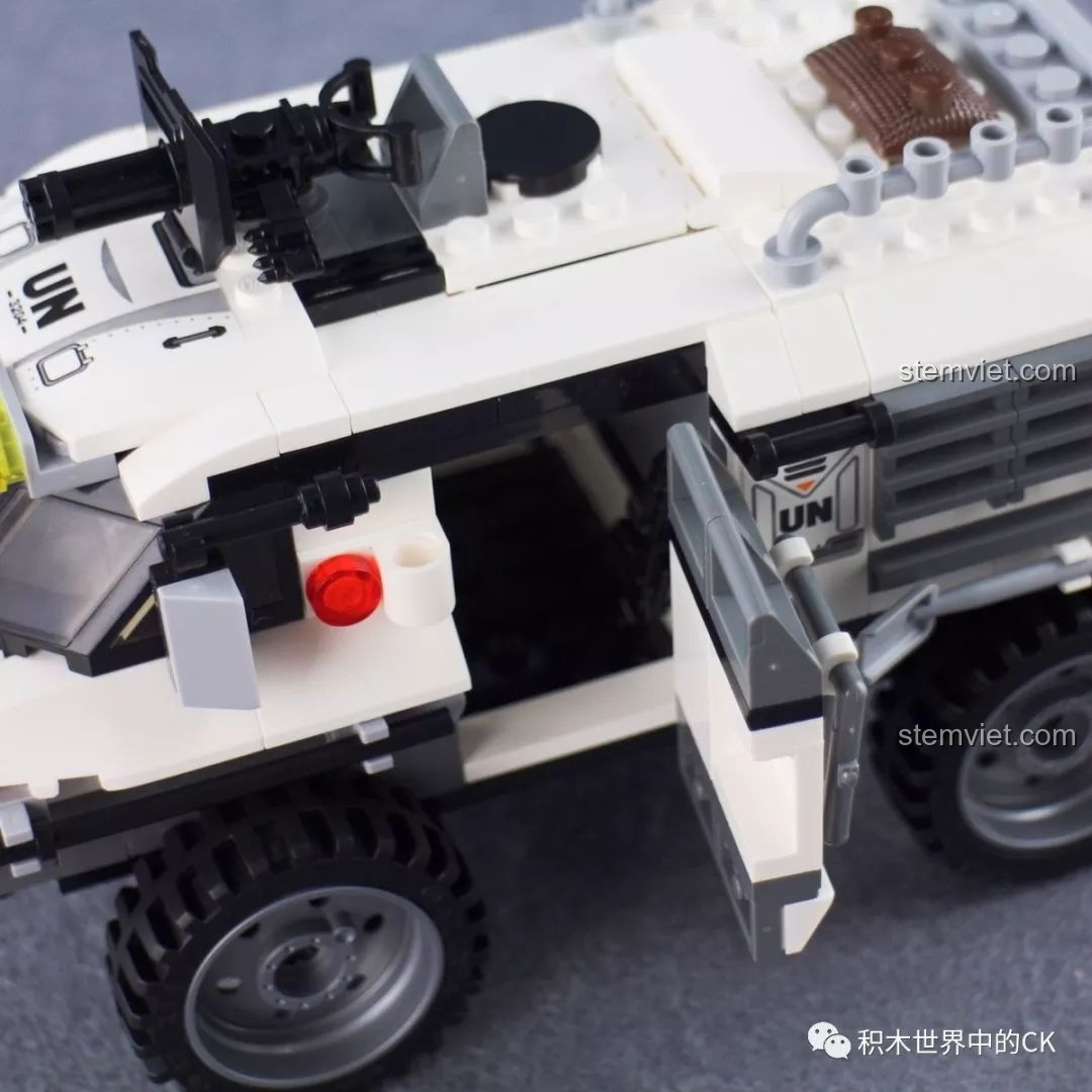 Bên trong xe có chỗ để cất giấu vũ khí của mô hình đồ chơi lắp ráp Enlighten 3204 Xe Bọc Thép Quân Sự.